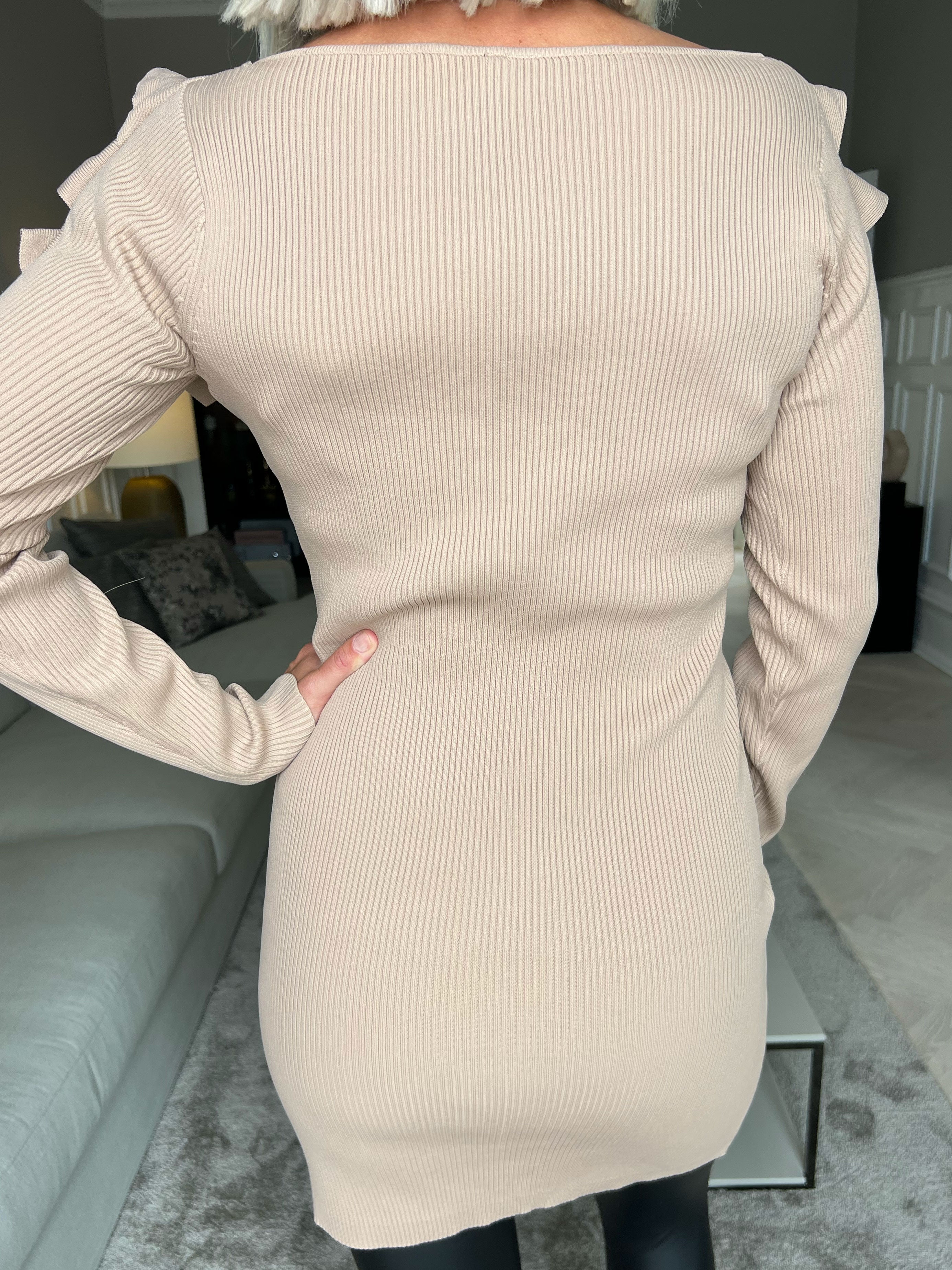 Julie - Sød tætsiddende kjole med flæser i udskæringen